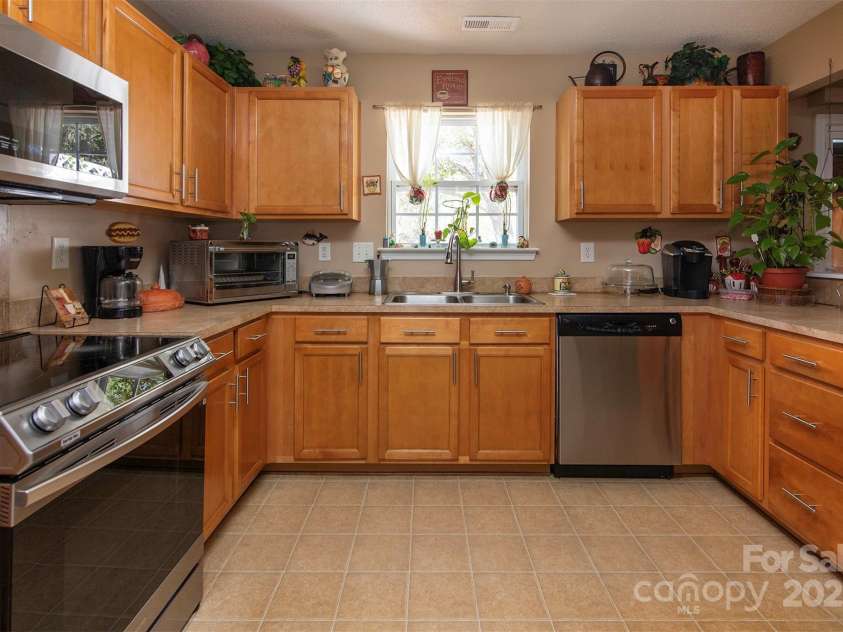 5127 Fernhill Drive, Charlotte, NC 28217.  MLS# CAR4243775, YatesRealty ID 5186. 