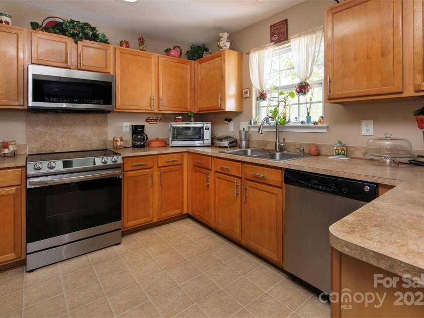 5127 Fernhill Drive, Charlotte, NC 28217.  MLS# CAR4243775, YatesRealty ID 5186. 