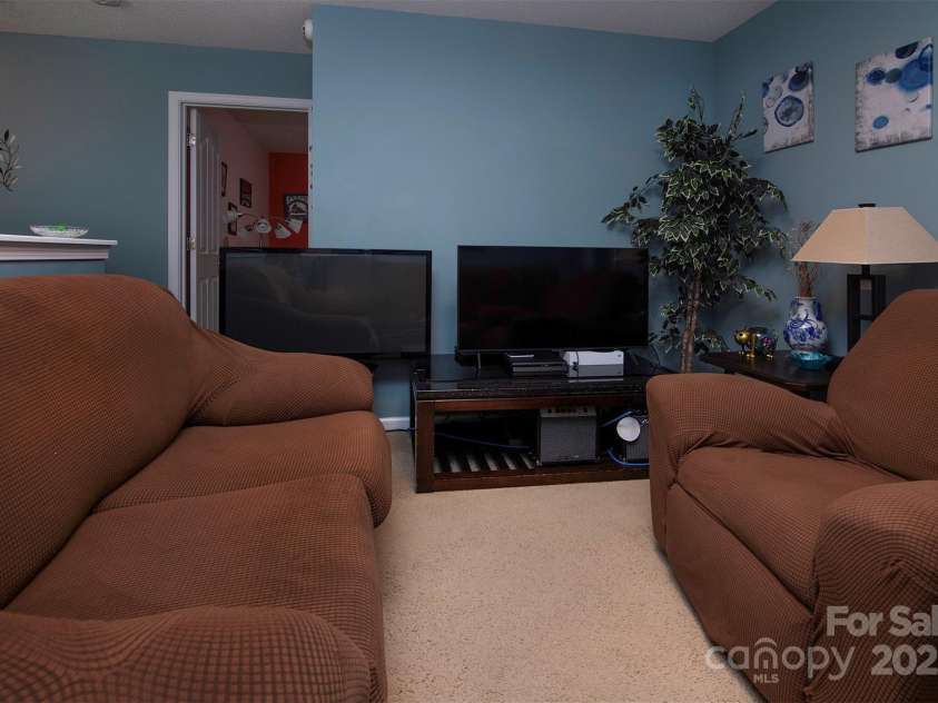 5127 Fernhill Drive, Charlotte, NC 28217.  MLS# CAR4243775, YatesRealty ID 5186. 