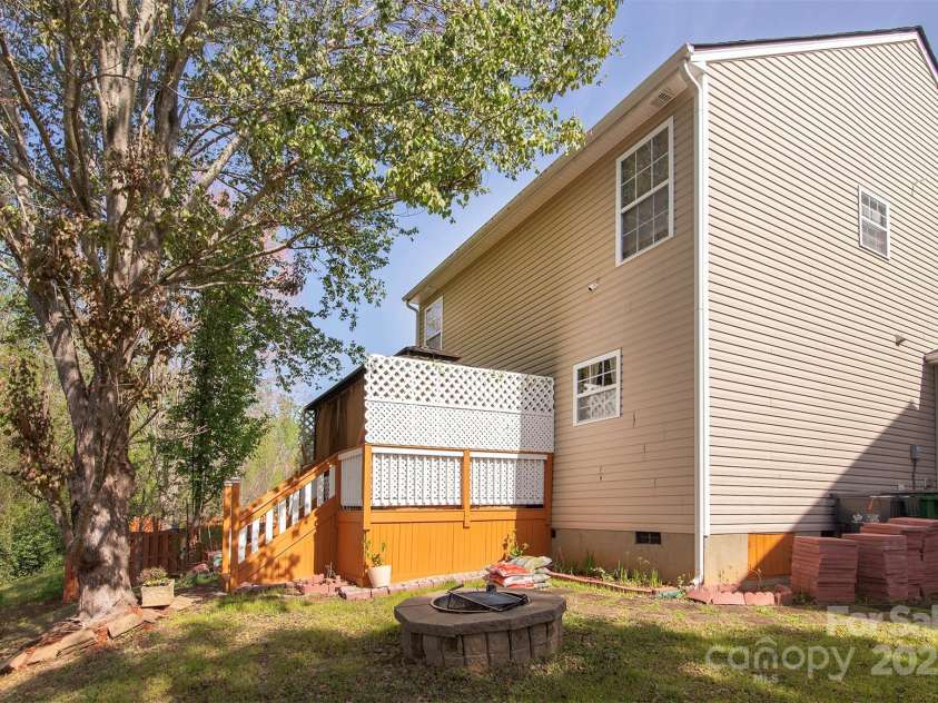 5127 Fernhill Drive, Charlotte, NC 28217.  MLS# CAR4243775, YatesRealty ID 5186. 