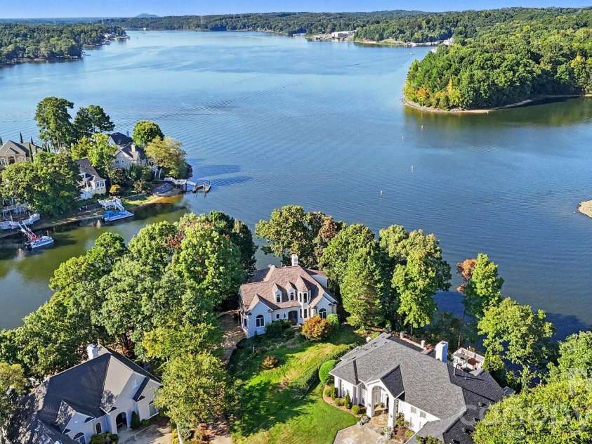 16101 Whitesail Drive, Charlotte, NC 28278.  MLS# CAR4425800, YatesRealty ID 51875. 