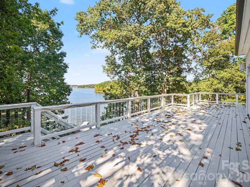 16101 Whitesail Drive, Charlotte, NC 28278.  MLS# CAR4425800, YatesRealty ID 51875. 