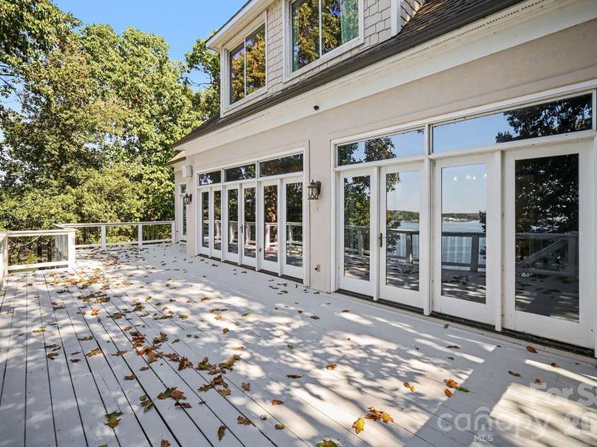 16101 Whitesail Drive, Charlotte, NC 28278.  MLS# CAR4425800, YatesRealty ID 51875. 
