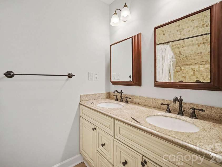 16101 Whitesail Drive, Charlotte, NC 28278.  MLS# CAR4425800, YatesRealty ID 51875. 