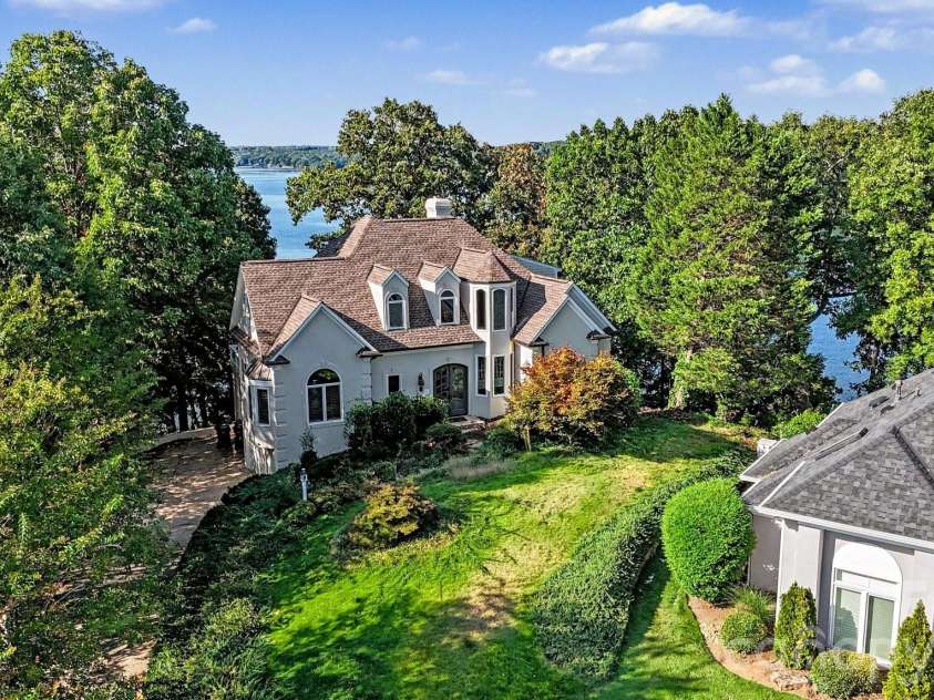 16101 Whitesail Drive, Charlotte, NC 28278.  MLS# CAR4425800, YatesRealty ID 51875. 