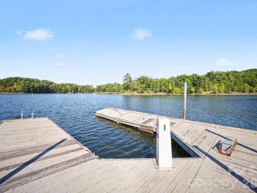 16101 Whitesail Drive, Charlotte, NC 28278.  MLS# CAR4425800, YatesRealty ID 51875. 