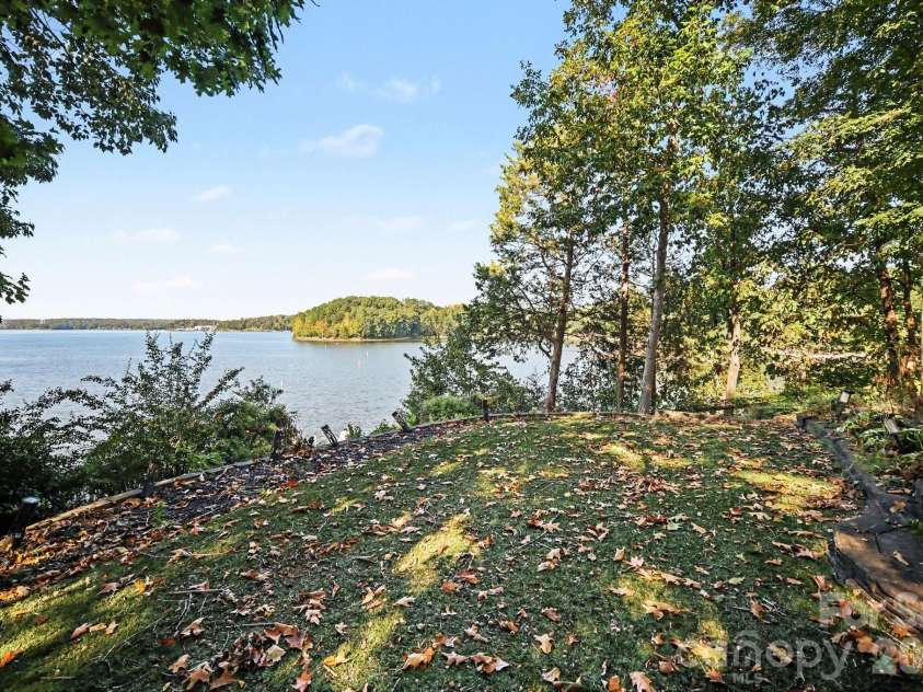 16101 Whitesail Drive, Charlotte, NC 28278.  MLS# CAR4425800, YatesRealty ID 51875. 