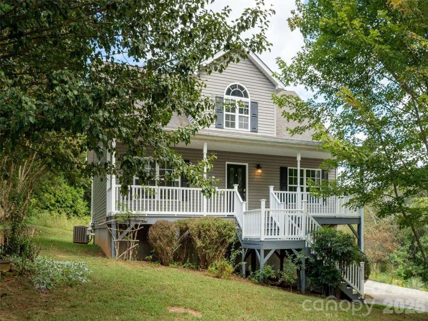 44 Ridgeland Lane, Asheville, NC 28805.  MLS# CAR4426245, YatesRealty ID 51876. 
