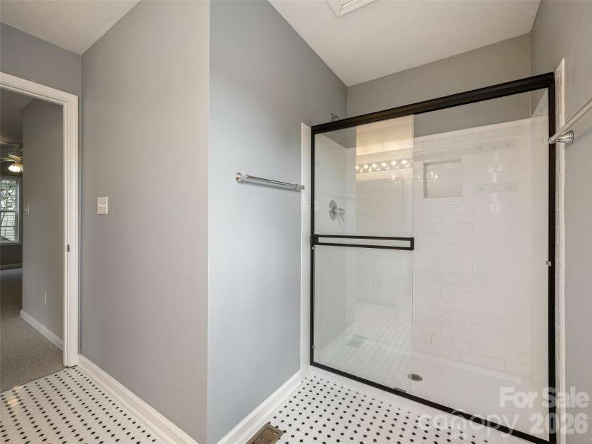 44 Ridgeland Lane, Asheville, NC 28805.  MLS# CAR4426245, YatesRealty ID 51876. 
