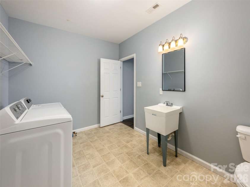 44 Ridgeland Lane, Asheville, NC 28805.  MLS# CAR4426245, YatesRealty ID 51876. 