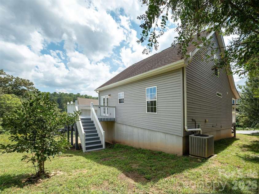 44 Ridgeland Lane, Asheville, NC 28805.  MLS# CAR4426245, YatesRealty ID 51876. 