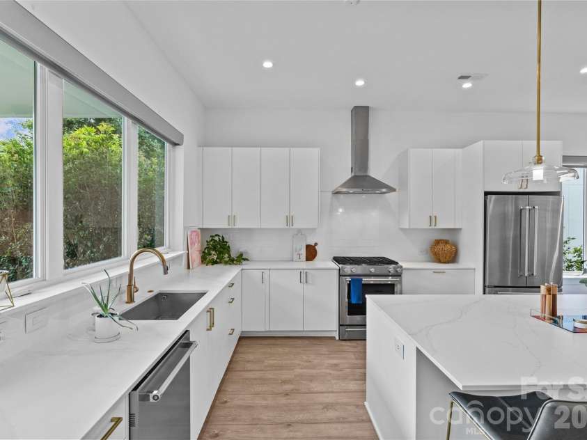 1237 Realta Drive, Charlotte, NC 28211.  MLS# CAR4346937, YatesRealty ID 5188. 