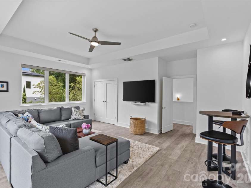 1237 Realta Drive, Charlotte, NC 28211.  MLS# CAR4346937, YatesRealty ID 5188. 