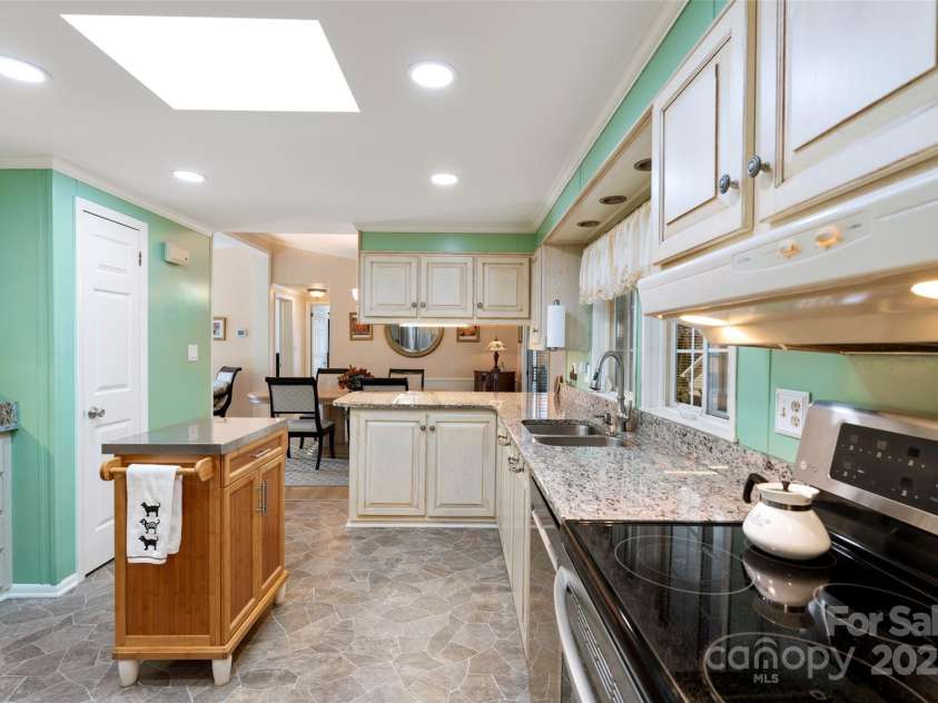 7 Marjorie Lane, Hendersonville, NC 28792.  MLS# CAR4232589, YatesRealty ID 5188. 