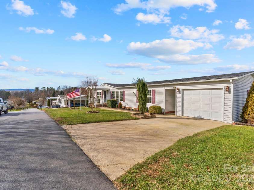 7 Marjorie Lane, Hendersonville, NC 28792.  MLS# CAR4232589, YatesRealty ID 5188. 