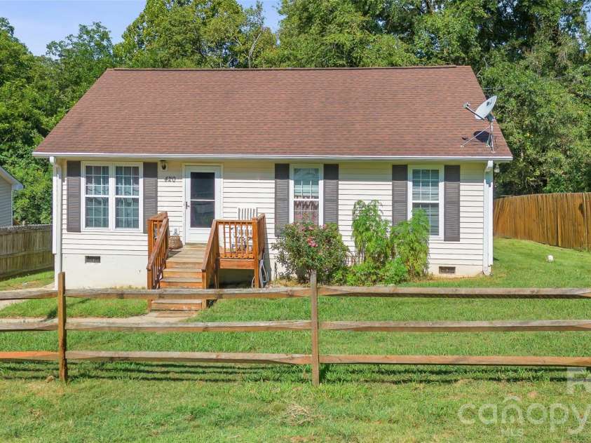 420 Maiden Lane, Concord, NC 28025.  MLS# CAR4424970, YatesRealty ID 51880. 