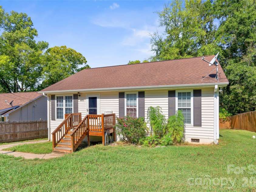 420 Maiden Lane, Concord, NC 28025.  MLS# CAR4424970, YatesRealty ID 51880. 