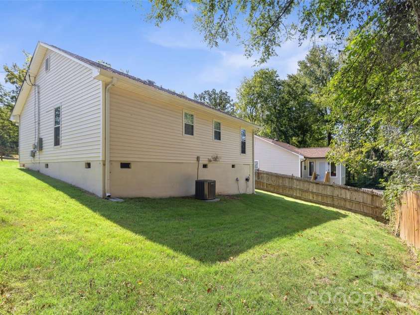 420 Maiden Lane, Concord, NC 28025.  MLS# CAR4424970, YatesRealty ID 51880. 