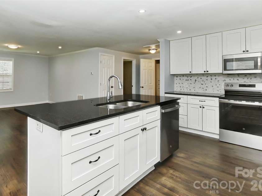 2941 Reid Avenue, Charlotte, NC 28208.  MLS# CAR4425898, YatesRealty ID 51888. 