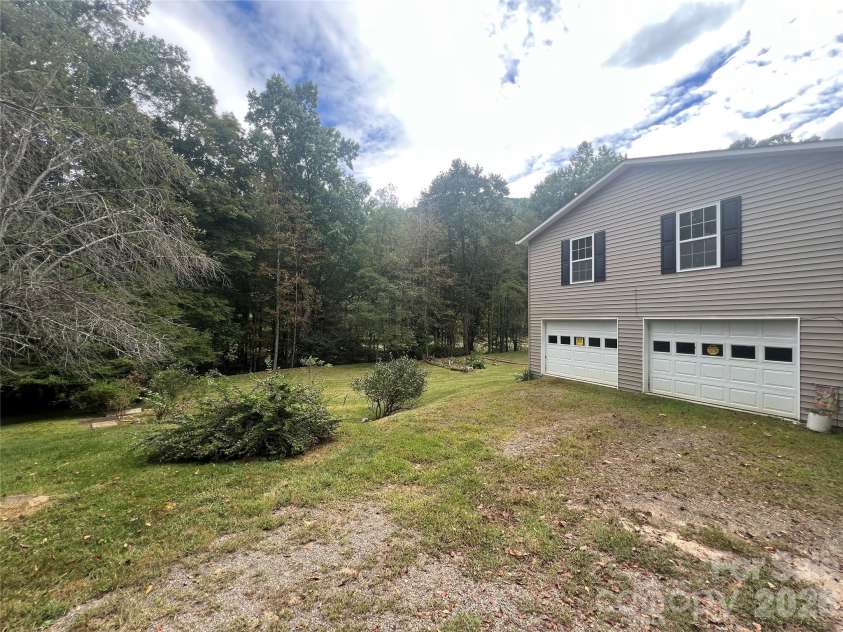 201 Face Lane, Burnsville, NC 28714.  MLS# CAR4426092, YatesRealty ID 51895. 