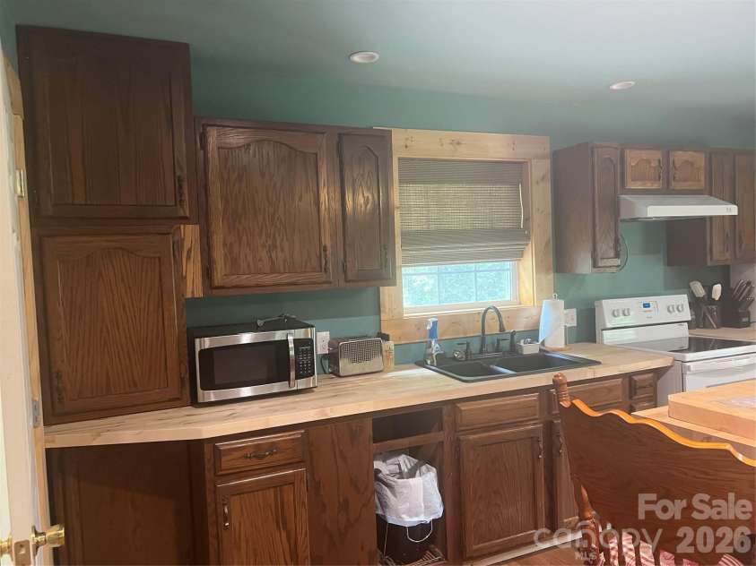 201 Face Lane, Burnsville, NC 28714.  MLS# CAR4426092, YatesRealty ID 51895. Apartment