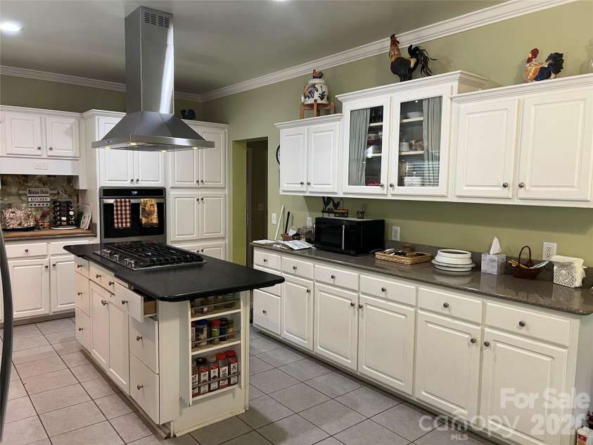 201 Face Lane, Burnsville, NC 28714.  MLS# CAR4426092, YatesRealty ID 51895. Kitchen