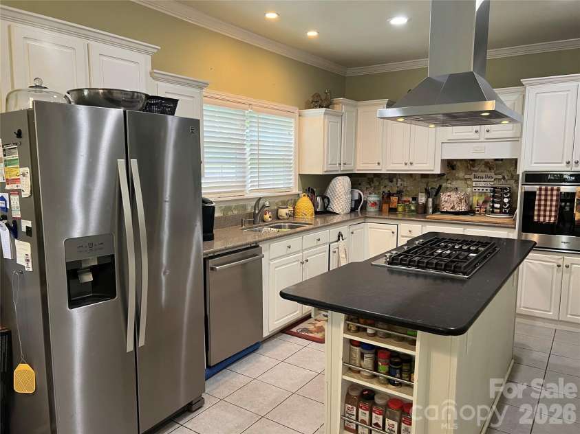 201 Face Lane, Burnsville, NC 28714.  MLS# CAR4426092, YatesRealty ID 51895. Kitchen