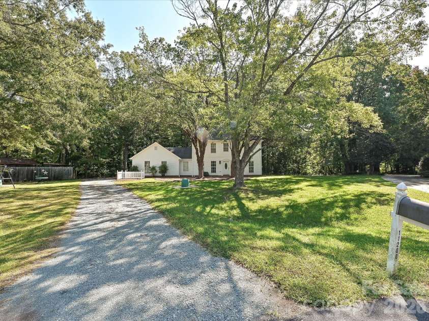 11200 Walking Horse Lane, Charlotte, NC 28215.  MLS# CAR4426487, YatesRealty ID 51908. 