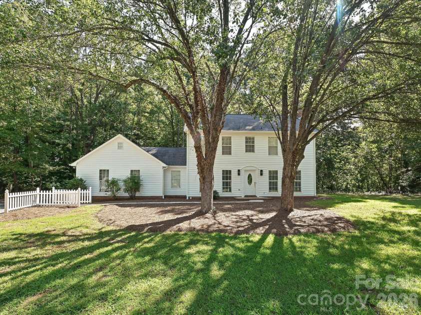 11200 Walking Horse Lane, Charlotte, NC 28215.  MLS# CAR4426487, YatesRealty ID 51908. 