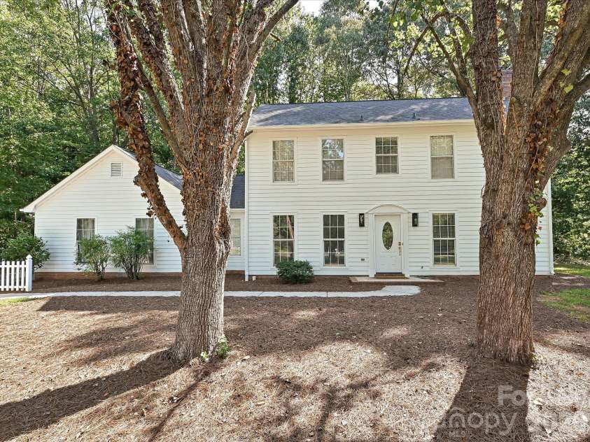 11200 Walking Horse Lane, Charlotte, NC 28215.  MLS# CAR4426487, YatesRealty ID 51908. 