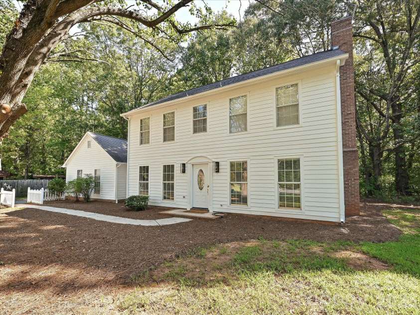 11200 Walking Horse Lane, Charlotte, NC 28215.  MLS# CAR4426487, YatesRealty ID 51908. 