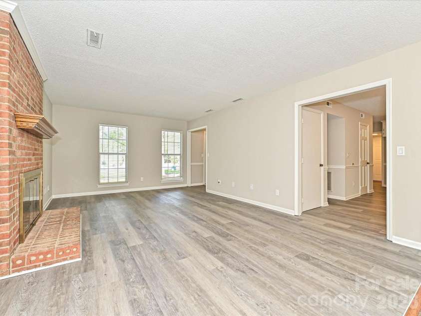 11200 Walking Horse Lane, Charlotte, NC 28215.  MLS# CAR4426487, YatesRealty ID 51908. 