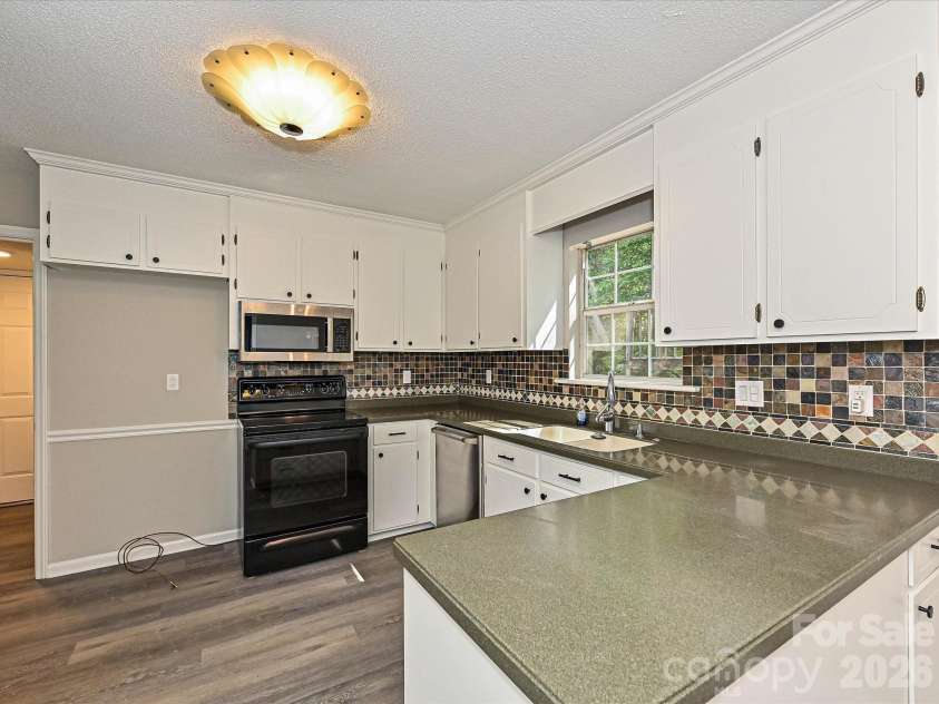 11200 Walking Horse Lane, Charlotte, NC 28215.  MLS# CAR4426487, YatesRealty ID 51908. 