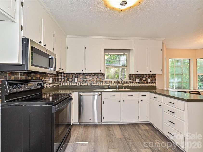 11200 Walking Horse Lane, Charlotte, NC 28215.  MLS# CAR4426487, YatesRealty ID 51908. 