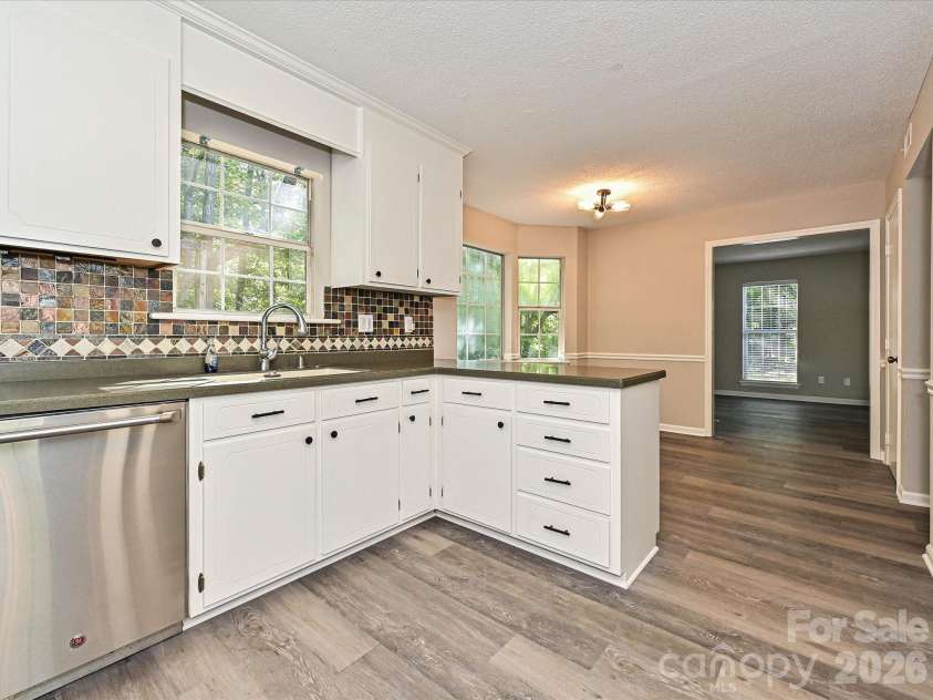11200 Walking Horse Lane, Charlotte, NC 28215.  MLS# CAR4426487, YatesRealty ID 51908. 
