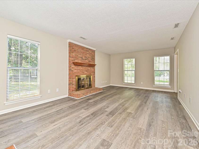 11200 Walking Horse Lane, Charlotte, NC 28215.  MLS# CAR4426487, YatesRealty ID 51908. 