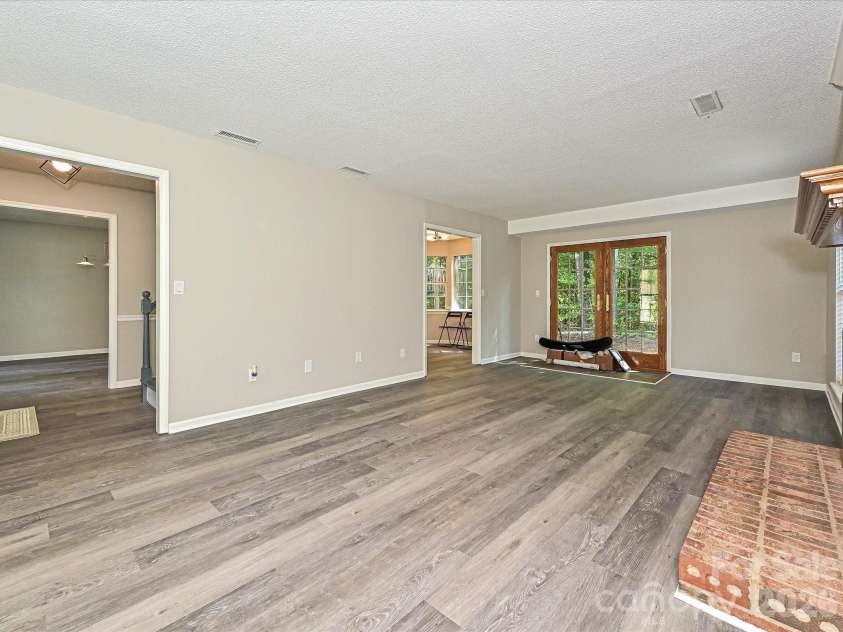 11200 Walking Horse Lane, Charlotte, NC 28215.  MLS# CAR4426487, YatesRealty ID 51908. 