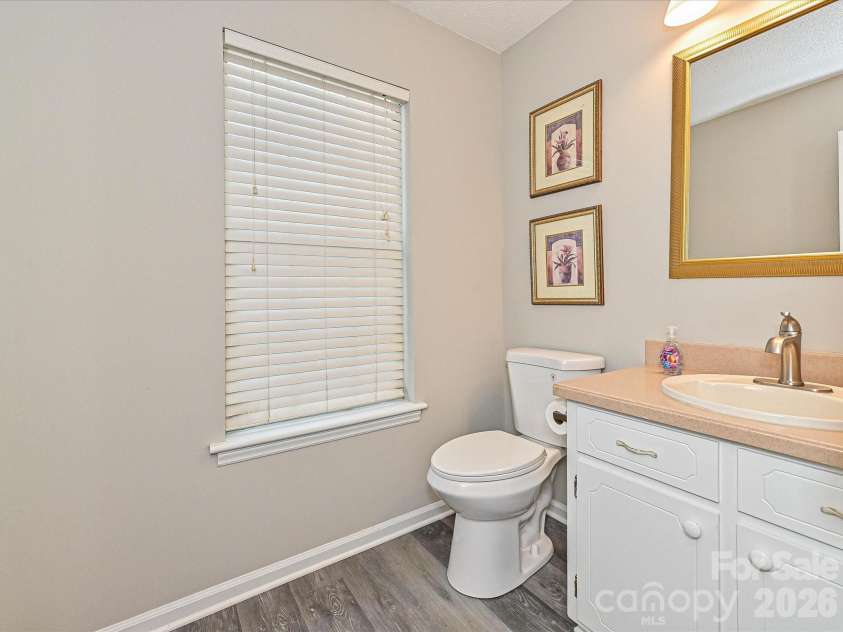 11200 Walking Horse Lane, Charlotte, NC 28215.  MLS# CAR4426487, YatesRealty ID 51908. 