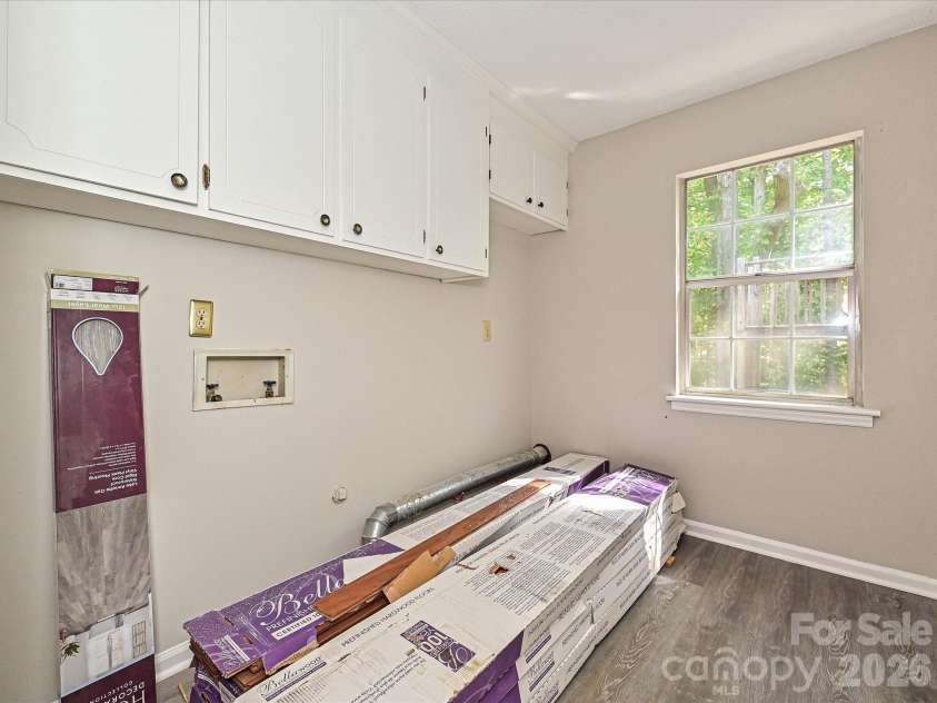 11200 Walking Horse Lane, Charlotte, NC 28215.  MLS# CAR4426487, YatesRealty ID 51908. 