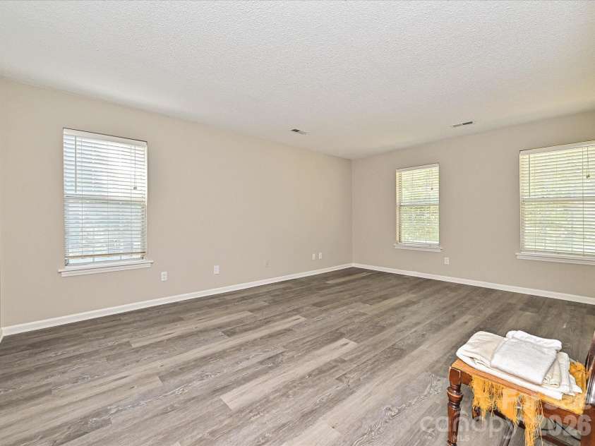 11200 Walking Horse Lane, Charlotte, NC 28215.  MLS# CAR4426487, YatesRealty ID 51908. 