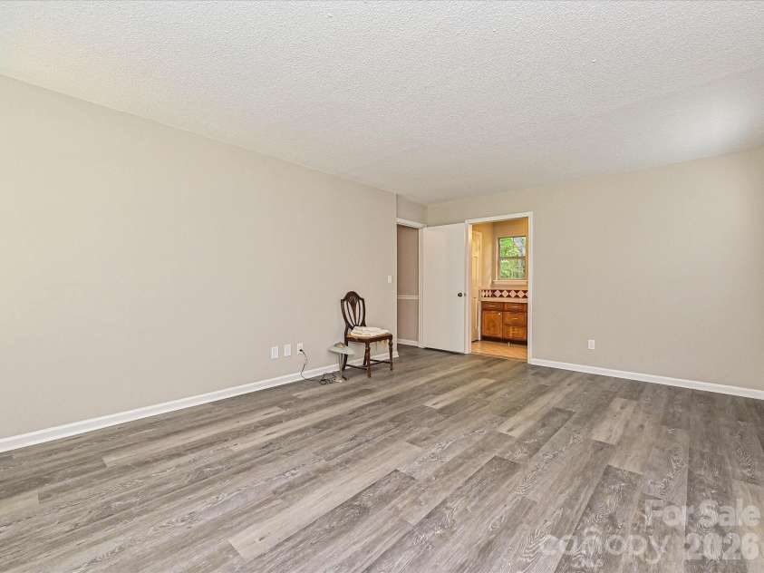 11200 Walking Horse Lane, Charlotte, NC 28215.  MLS# CAR4426487, YatesRealty ID 51908. 