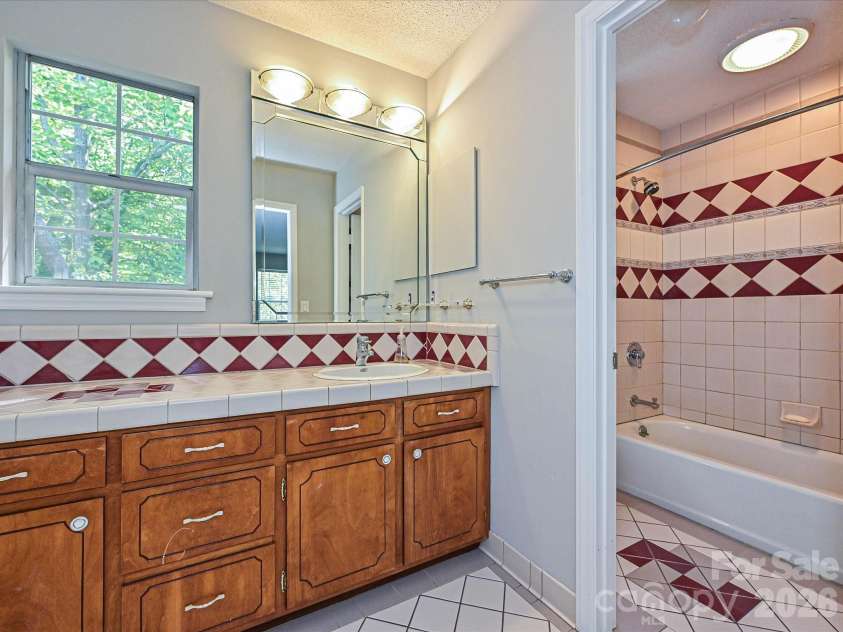 11200 Walking Horse Lane, Charlotte, NC 28215.  MLS# CAR4426487, YatesRealty ID 51908. 