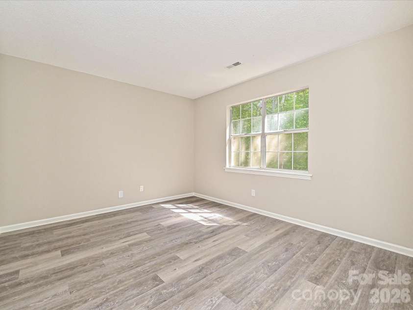 11200 Walking Horse Lane, Charlotte, NC 28215.  MLS# CAR4426487, YatesRealty ID 51908. 