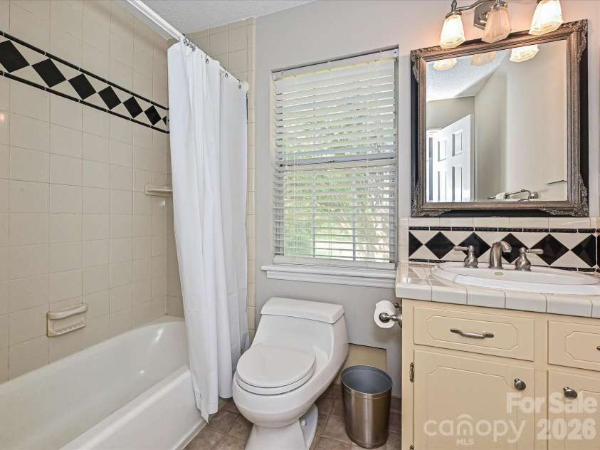 11200 Walking Horse Lane, Charlotte, NC 28215.  MLS# CAR4426487, YatesRealty ID 51908. 