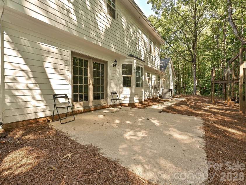 11200 Walking Horse Lane, Charlotte, NC 28215.  MLS# CAR4426487, YatesRealty ID 51908. 