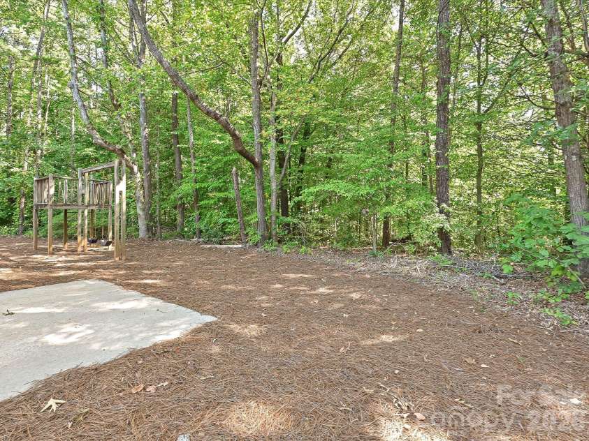 11200 Walking Horse Lane, Charlotte, NC 28215.  MLS# CAR4426487, YatesRealty ID 51908. 