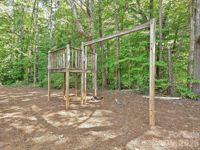 11200 Walking Horse Lane, Charlotte, NC 28215.  MLS# CAR4426487, YatesRealty ID 51908. 