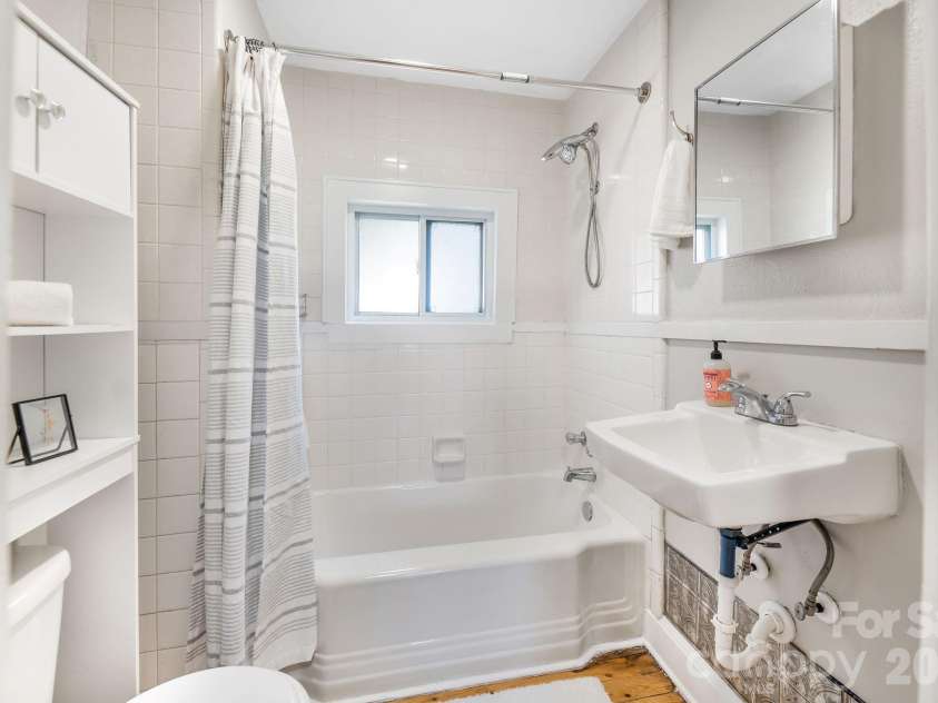 171 Wellington Street, Asheville, NC 28806.  MLS# CAR4355796, YatesRealty ID 5191. Bathroom