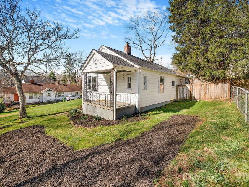 171 Wellington Street, Asheville, NC 28806.  MLS# CAR4355796, YatesRealty ID 5191. Front & side yard