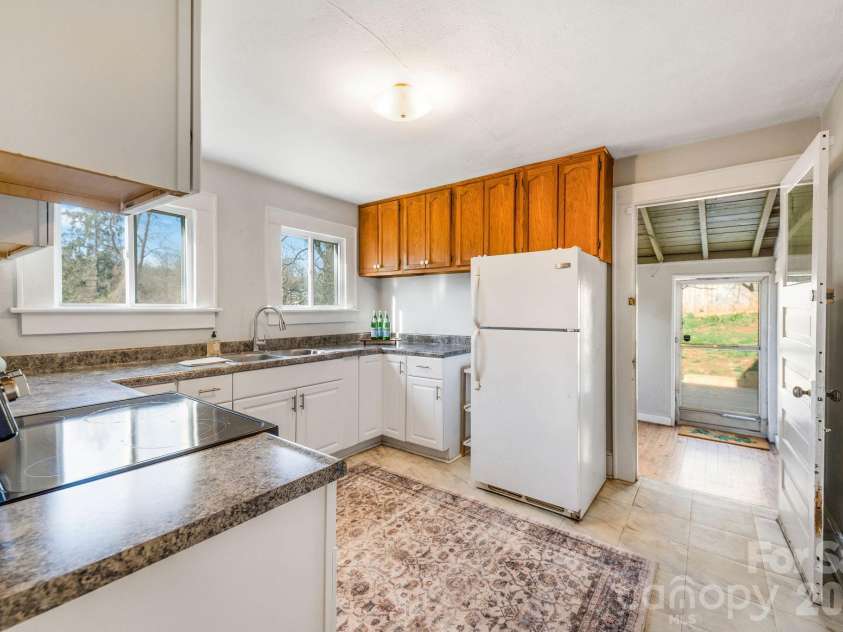 171 Wellington Street, Asheville, NC 28806.  MLS# CAR4355796, YatesRealty ID 5191. Kitchen